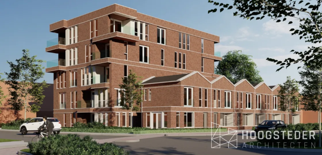 Appartementengebouw in rode baksteen met terugliggende balkons naast een rij lagere woningen