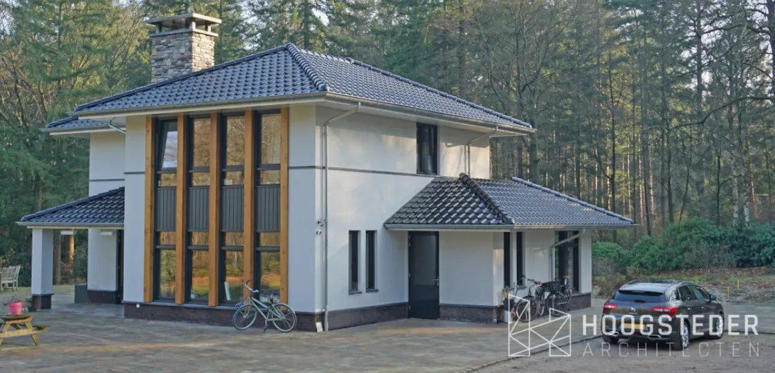 Villa in Frank Lloyd Wright stijl met brede overstekken, houten stijlen en een natuurstenen schoorsteen