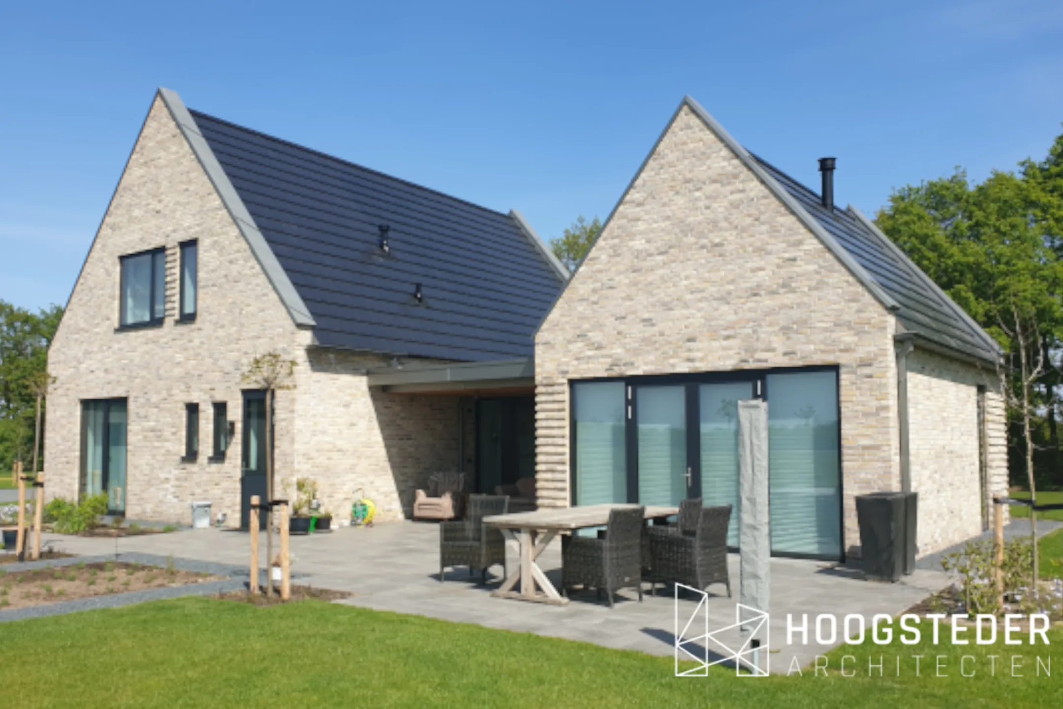 De overdekte veranda tussen de twee kapvolumes, met uitzicht over het landschap rond Luttenberg