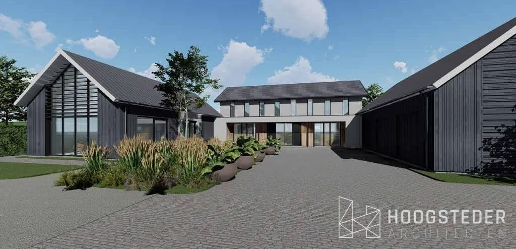 Het hoofdhuis aan het eind van een erf van klinkers, met aan weerszijden twee bijgebouwen in antracietkleurig hout