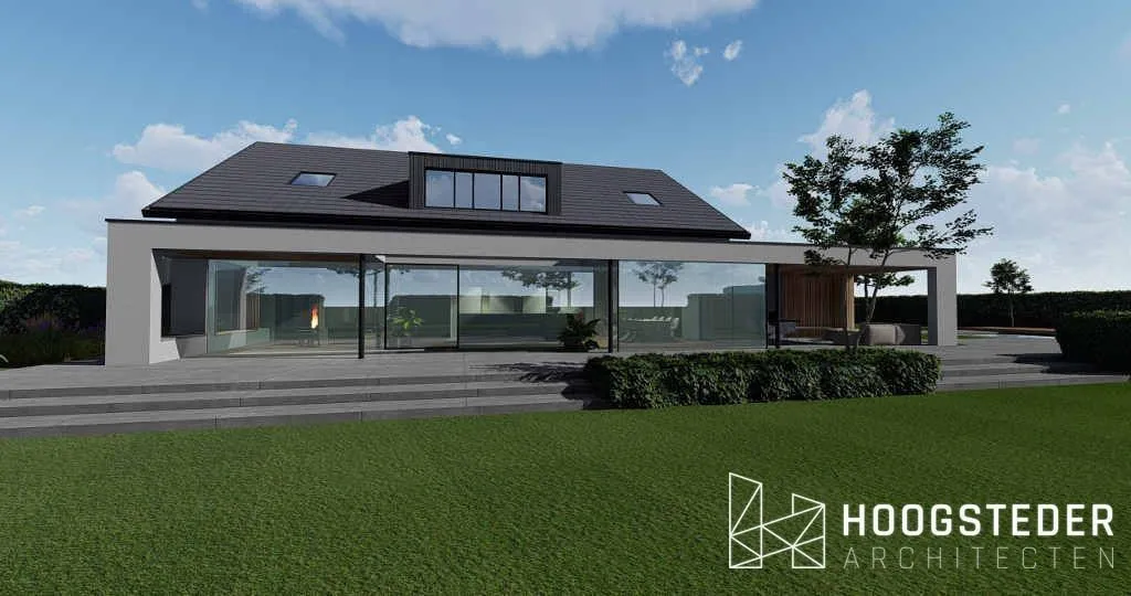 De tuinzijde van het hoofdhuis met een doorlopende glazen pui, een dakkapel in het pannendak en gazon ervoor