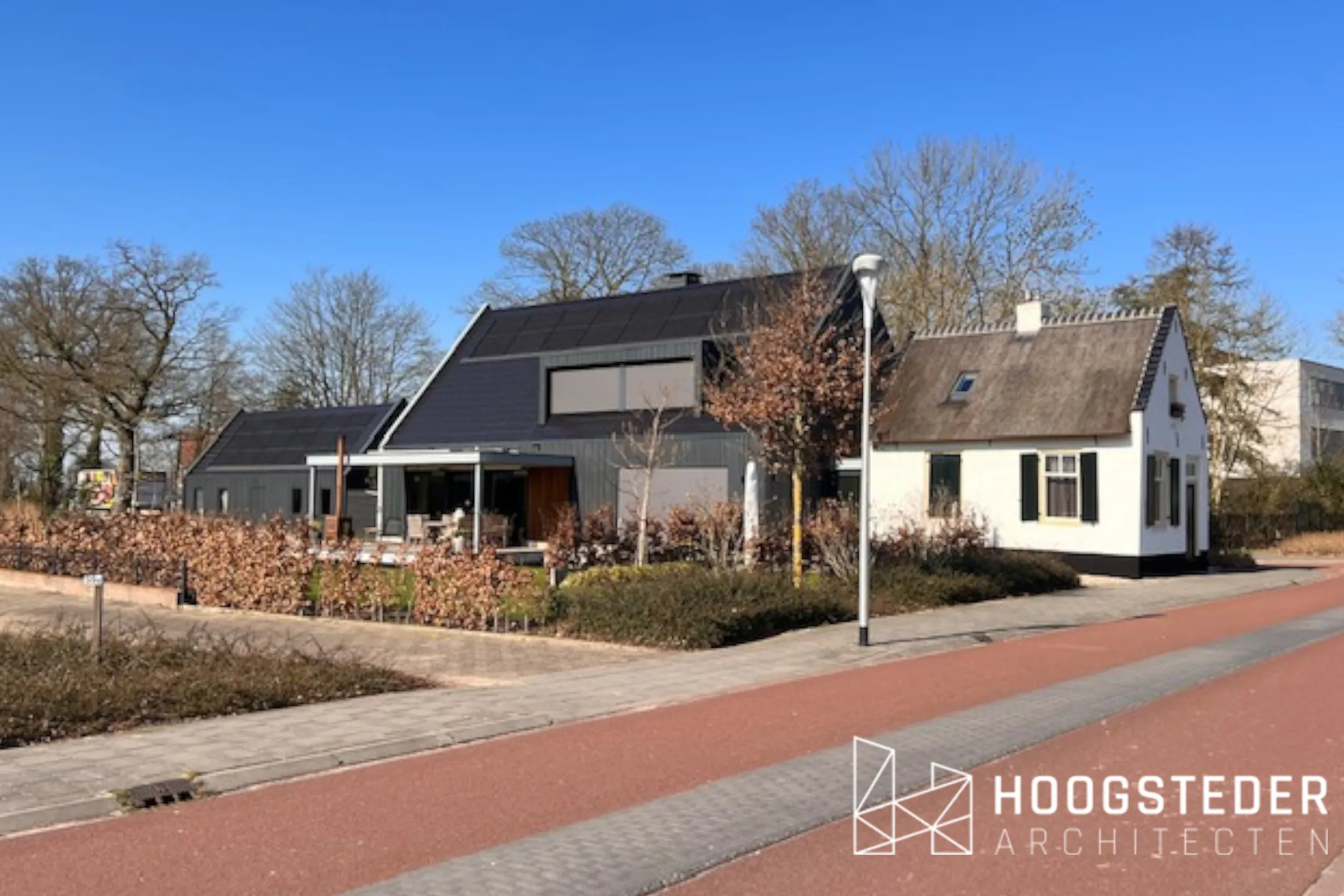 Tolhuis, nieuwe woning en bijgebouw als een ensemble langs de weg, gezien in de winter