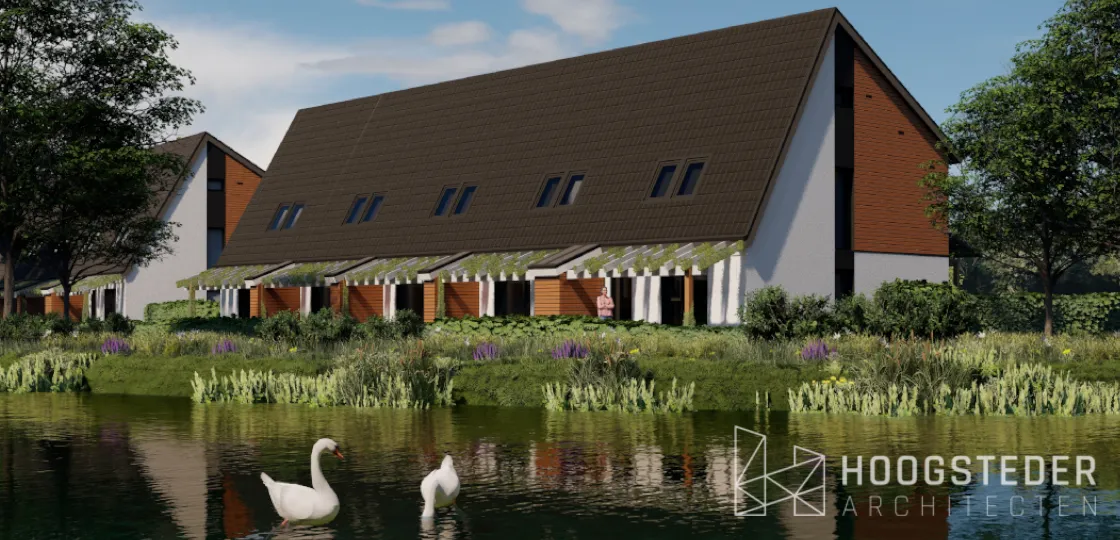 De rij woningen gezien vanaf het water, met riet langs de oever en groen voor de gevels