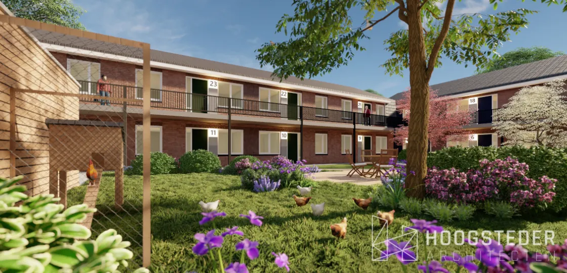 De galerij langs de bovenwoningen met genummerde voordeuren, gezien vanuit de gemeenschappelijke tuin